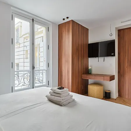 2 Center Of By Prestige Paris